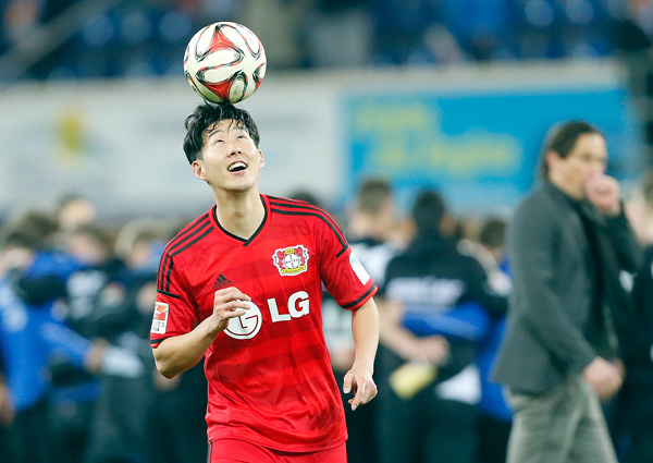 지난 8일(현지시간) ‘손세이셔널’ 손흥민(23·레버쿠젠)이 독일 파더보른의 프로축구 분데스리가 파더보른과의 2014-2015시즌 24라운드에서 골을 성공시킨 뒤 공을 머리 위에 올려 놓고 묘기를 보이고 있다. 
/연합뉴스