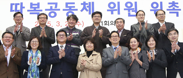 남경필 경기도지사의 핵심 공약인 따복공동체 사업의 정책·사업 심의와 발전방향 마련 역할을 담당할 ‘따복공동체 위원회’의 위촉장 수여식이 25일 오후 경기도청 제1회의실에서 열려 박수영 제1부지사, 이기우 사회통합부지사 등이 위촉식을 마친 뒤 위원들과 기념촬영하고 있다. 위원회는 남 지사를 비롯, 민간활동가 18명 등 총 25명으로 구성된다./오승현기자 osh@