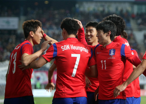 지난 27일 대전월드컵경기장에서 열린 축구 국가대표팀 평가전 대한민국과 우즈베키스탄과의 경기에서 첫 골을 기록한 구자철이 동료들의 축하를 받고 있다./연합뉴스
