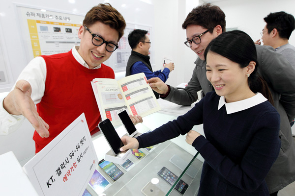 KT 직원들이 전국 올레매장 및 온라인 공식채널인 올레샵을 통한 삼성전자 플래그십 모델인 ‘갤럭시S6’, ‘갤럭시S6 엣지’의 예약가입을 고객들에게 안내하고 있다. /연합뉴스