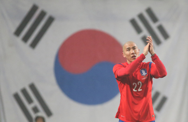31일 서울월드컵경기장에서 열린 축구 국가대표 평가전 한국과 뉴질랜드의 경기에서 국가대표팀을 은퇴하는 차두리가 전반 종료 직전 교체되며 관중을 향해 박수를 치고 있다./연합뉴스