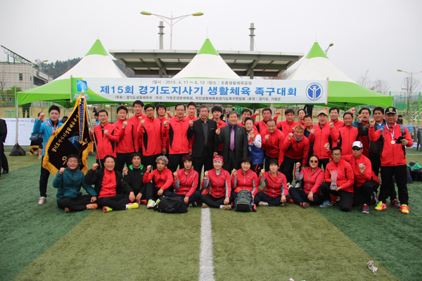 12일 가평군 조종생활체육공원에서 막을 내린 제15회 경기도지사기 생활체육 족구대회에서 4년 연속 1부 종합우승을 차지한 수원시 선수단이 기념촬영을 하고 있다./경기도생활체육회 제공