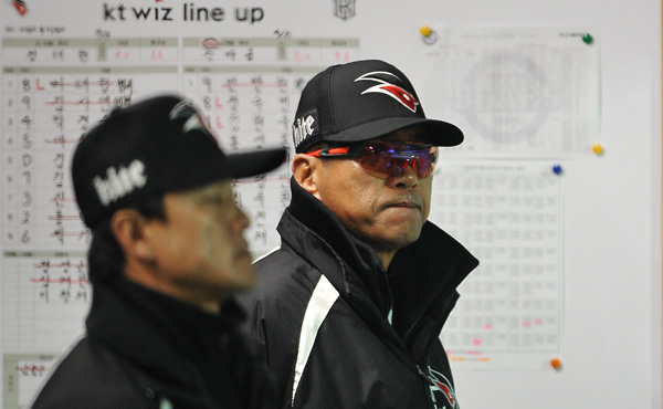 14일 오후 수원 케이티위즈파크에서 열린 ‘2015 타이어뱅크 KBO리그’ 케이티위즈와 두산베어스의 경기, 8회초 2-17로 케이티가 뒤지고 있는 상황에 케이티 조범현 감독이 굳은 표정으로 경기를 바라보고 있다.케이티가 2-18로 대패했다. /오승현기자 osh@