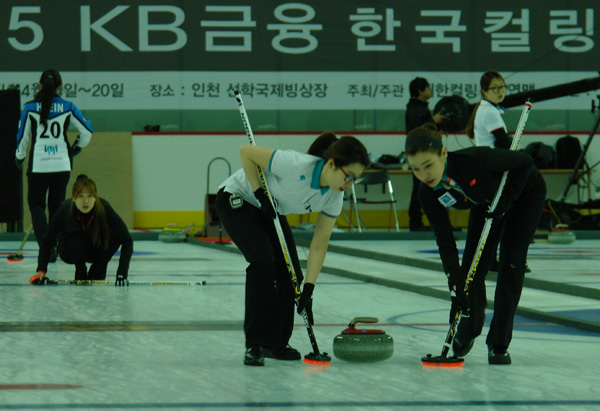 20일 인천 선학국제빙상장에서 열린 2015 KB금융 한국컬링선수권대회 여자부 결승전 경기도청과 서울 숭실대의 경기에서 경기도청 스킵(주장) 김은지(왼쪽 두번째)가 던진 스톤을 염윤정과 엄민지가 스위핑하고 있다./박국원기자 pkw09@