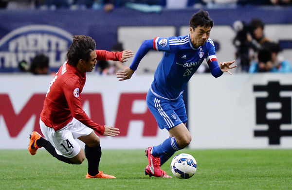 21일 일본 사이타마 스타디움에서 열린 2015 아시아축구연맹(AFC) 챔피언스리그 G조 조별리그 5차전 수원 블루윙즈와 우라와 레즈 경기에서 수원의 주장 염기훈이 상대팀 타다아키 히라카와의 수비를 뚫고 공격하고 있다./연합뉴스