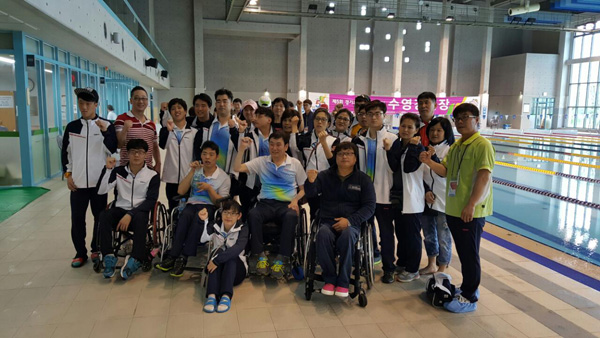3일 오산실내수영장에서 사전경기로 열린 제5회 경기도장애인체육대회 수영에서 참가 선수들이 파이팅을 외치고 있다./경기도장애인체육회 제공