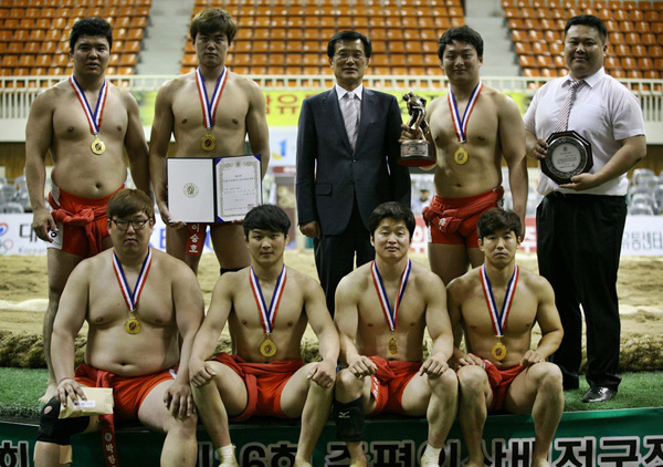 지난 9일 충북 증평군 증평종합스포츠센터에 열린 제16회 증평인삼배 전국장사씨름대회에서 일반부 단체전 우승을 차지한 수원시청 씨름단이 기념촬영을 하고 있다./대한씨름협회 제공