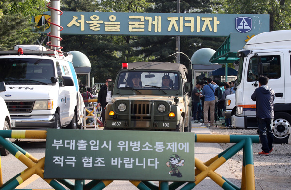 13일 총기 사고가 발생한 서울 내곡동 예비군훈련장 위병소에서 군용 차량이 나오고 있다./연합뉴스