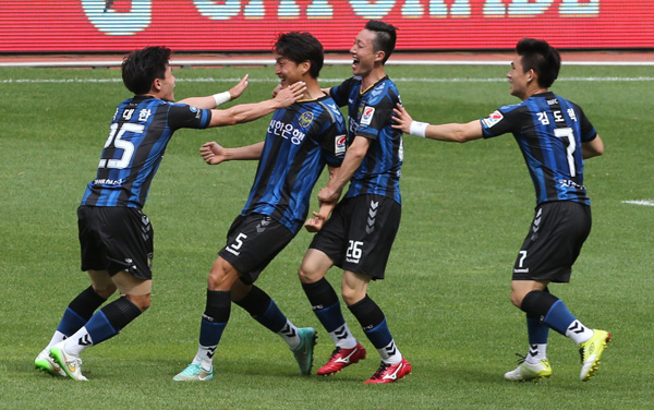 17일 부산아시아드주경기장에서 열린 현대오일뱅크 K리그 클래식 부산 아이파크와 인천 유나이티드의 경기에서 인천 김진환(왼쪽 두번째)이 역전 결승골을 터뜨린 뒤 팀 동료인 박대한, 조수철, 김도혁(왼쪽부터)과 환호하고 있다./연합뉴스