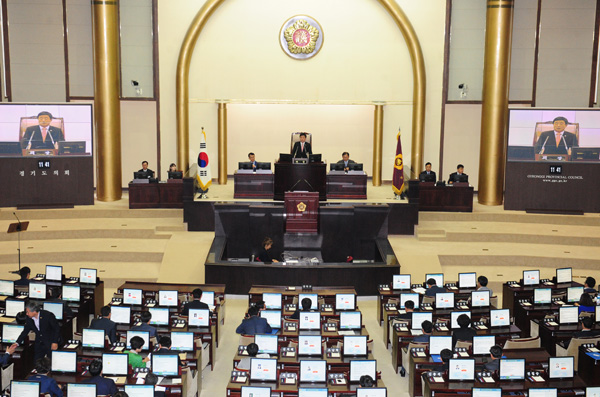 강득구 경기도의회 의장은 18일 임시회 첫날 개회사에서 “남 지사는 의회에 대한 이해가 깊고 (의회를)존중해 주는 분으로 알고 있기 때문에 앞으로 보다 사려깊은 발언을 해주었으면 한다”고 말하고 있다./노경신기자 mono316@