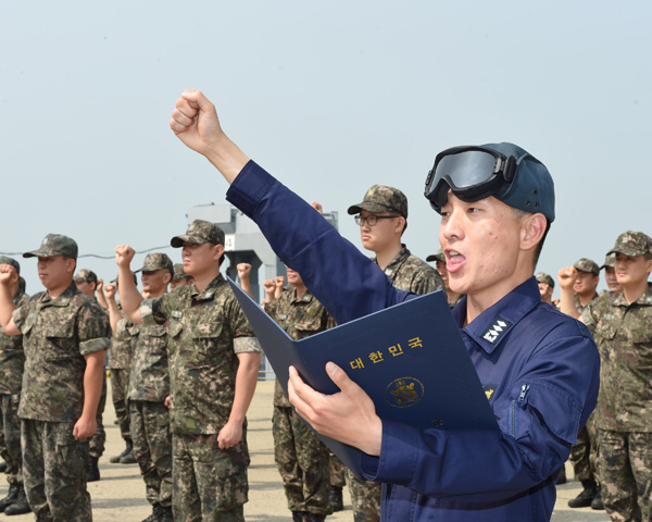 해군 인천해역방어사령부가 15일 제1연평해전 승전 16주년을 맞아 결의대회를 진행하고 있다.
/인방사 제공