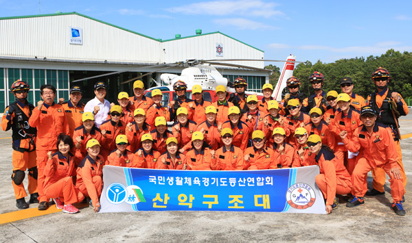‘2015 경기도 줌마탐험대’ 소속 대원들이 지난 3일 경기도 소방학교에서 심폐소생술 응급처치 교육을 이수한 뒤 기념촬영을 하고 있다./경기도생활체육회 제공