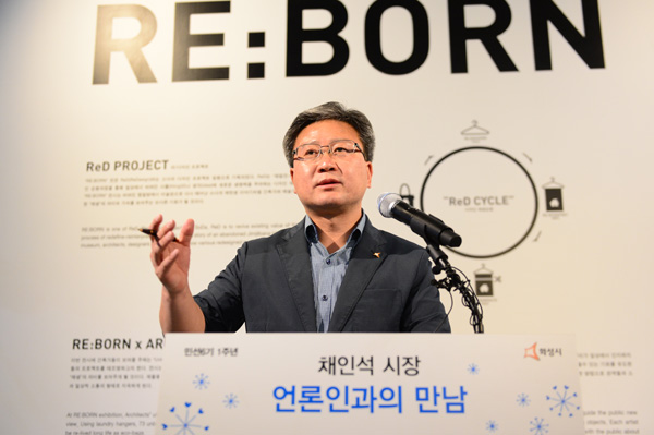 채인석 화성시장이 7일 기자간담회에서 수원비행장 이전과 관련 자신의 입장을 내보이고 있다. /화성시 제공