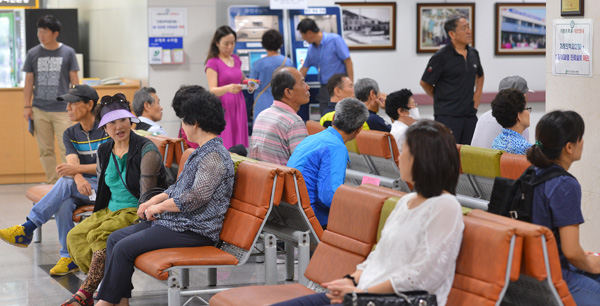 중동호흡기증후군(MERS·메르스) 전담병원으로 지정돼 외래진료실과 응급실을 폐쇄해 온 경기도의료원 수원병원이 20일 정상진료를 시작. 내방객들이 진료접수를 기다리고 있다./노경신기자 mono316@