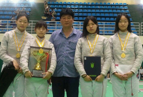 21일 전북 김제실내체육관에서 열린 제43회 문화체육관광부장관기 전국남녀중고펜싱선수권대회 여자중등부 사브르 단체전에서 우승을 차지한 수원 구운중 펜싱부가 기념촬영을 하고 있다./구운중학교 제공