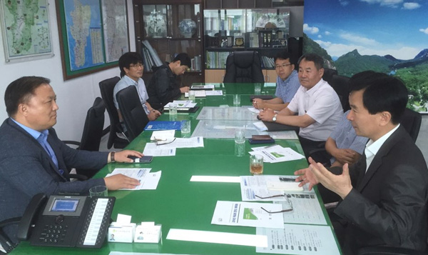 최규진 경기도체육회 사무처장(왼쪽 첫번째)이 23일 포천시를 방문, 김한섭 포천 부시장과 내년 포천에서 열리는 제62회 경기도체육대회 준비사항을 논의하고 있다./경기도체육회 제공