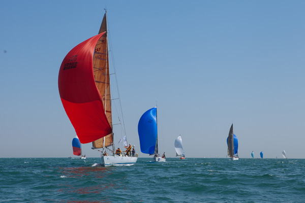 2015 경기도컵 국제요트대회가 오는 31일부터 3일간 화성 전곡마리나에서 개최된다. 경기도에서는 처음으로 플리트레이스 방식으로 진행될 이번 대회에는 10개국에서 51척의 요트와 400여명이 선수가 참가한다. 사진은 지난 4월 부산에서 열린 슈퍼컵 모습./경기도요트협회 제공