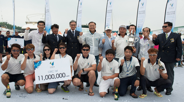 2일 화성시 전곡항 마리나에서 열린 2015 경기도컵 국제요트대회에서 ORC부문 우승을 차지한 한국의 백호 팀이 대회 관계자들과 기념촬영을 하고 있다./경기도요트협회 제공