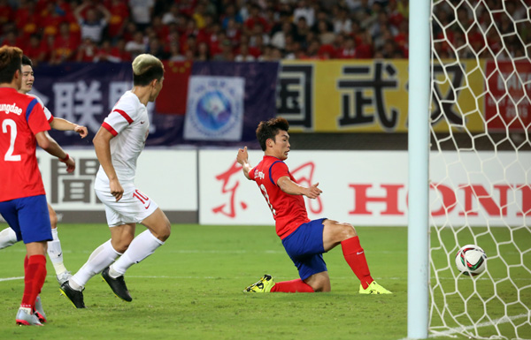 2일 중국 후베이성 우한스포츠센터에서 열린 2015 동아시안컵 축구대회 한국과 중국의 경기에서 한국 이종호가 팀 두번째 골을 넣고 있다./연합뉴스