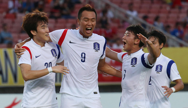 5일 중국 후베이성 우한스포츠센터에서 열린 2015 동아시아축구연맹(EAFF) 축구선수권대회 남자부 한국과 일본의 경기에서 한국 장현수(왼쪽)가 페널티킥 골을 터뜨린 뒤 팀동료와 환호하고 있다./연합뉴스