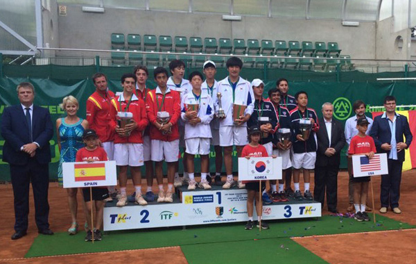 8일(현지시간) 체코 프로스테호프에서 열린 ITF 2015 월드주니어 테니스 파이널 남자부 결승에서 스페인을 꺾고 우승한 한국 14세 이하 남자 테니스 국가대표팀(가운데 흰색 유니폼)이 기념촬영을 하고 있다./대한테니스협회 제공