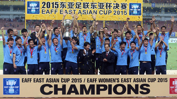 9일 밤 중국 후베이성 우한 스포츠센터에서 열린 2015 동아시아축구연맹(EAFF) 축구선수권대회에서 우승한 한국이 시상식에서 트로피를 들고 환호하고 있다./연합뉴스