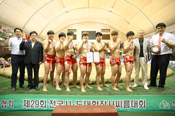 12일 경북 문경실내체육관에서 열린 제29회 전국시도대항장사씨름대회 대학부 단체전에서 우승을 차지하며 10년 만에 전국대회 정상에 오른 용인대 씨름팀이 기념촬영을 하고 있다.
/대한씨름협회 제공