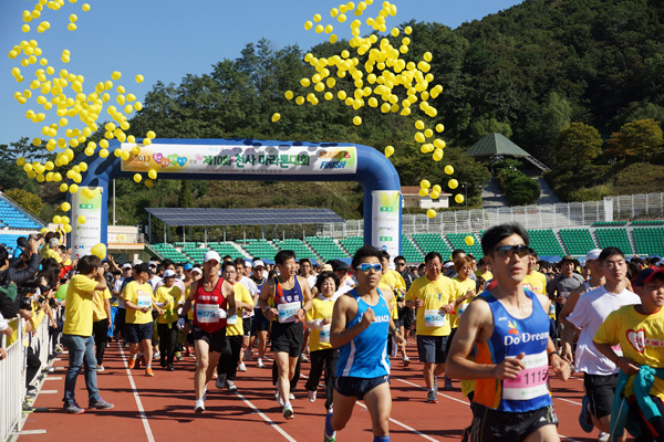  ‘제12회 천사마라톤대회’가 오는 3일 동두천시 종합운동장에서 개최된다. 사진은 지난 2013년 마라톤대회 모습. /희망지킴이 천사운동본부 제공