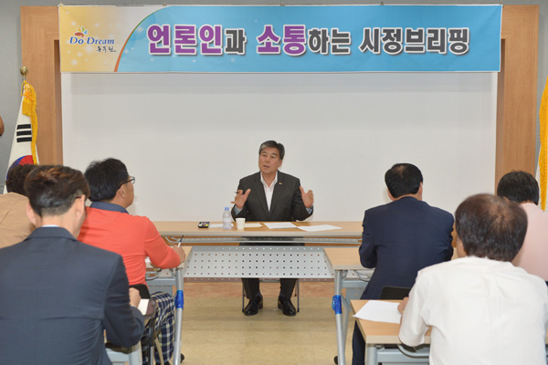  오세창 동두천시장이 1일 기자회견을 열고 정부의 정책적 배려를 요구하고 있다. /동두천시 제공