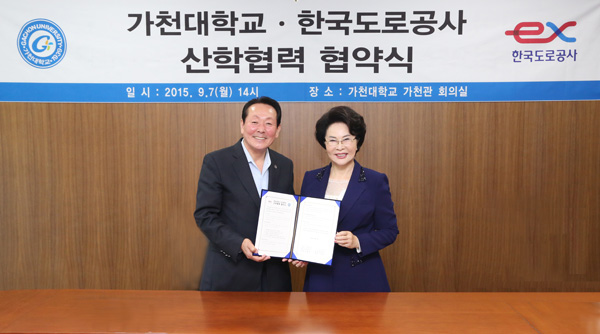 이길여 가천대 총장(오른쪽)과 김학송 도공 사장이 지하철 갓길 환승정류장을 설치해 학생들의 통학불편을 덜어주기로 협약을 맺은 뒤 협약서를 들어보이고 있다. /가천대 제공