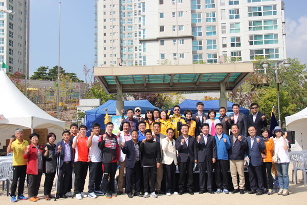 지난 3일 광교체육센터에서 열린 제1회 수원스페셜올림픽코리아 체육대회 개회식에서 참석 내빈들과 선수들이 기념촬영을 하고 있다./수원시장애인체육회 제공