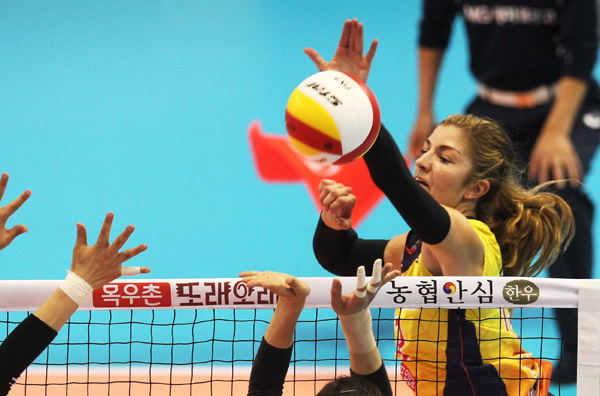 14일 대전 충무체육관에서 열린 NH농협 2015~2016 프로배구 여자부 대전 KGC인삼공사와 인천 흥국생명의 경기에서 흥국생명 테일러가 블로킹 벽을 피해 공격하고 있다./연합뉴스