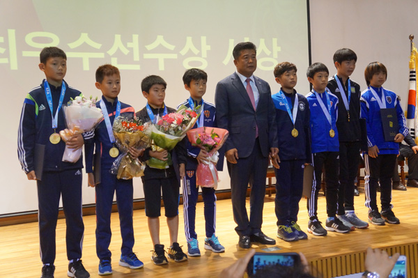 14일 용인축구센터에서 열린 2015 대교 눈높이 전국 초중고 축구리그 경기권역리그 초등부 시상식에서 이석재 경기도축구협회장(가운데)이 각 리그 최우수선수상 수상자들과 기념촬영을 하고 있다./경기도축구협회 제공