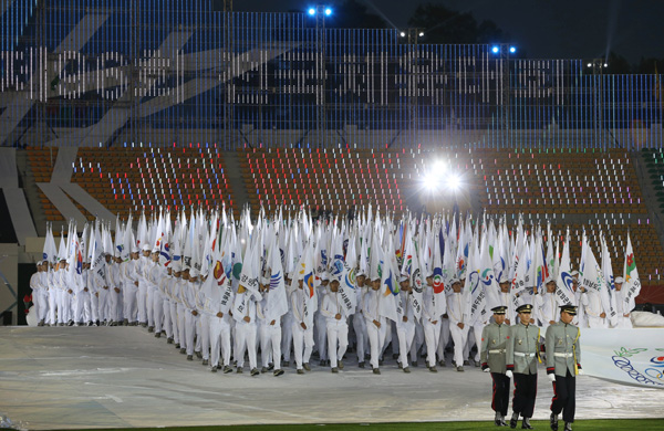 15일 강원도 강릉종합경기장에서 열린 제96회 전국체육대회 개막식 최종 리허설에서 시·도선수단기와 가맹경기단체기를 든 기수단이 입장 연습을 하고 있다./연합뉴스