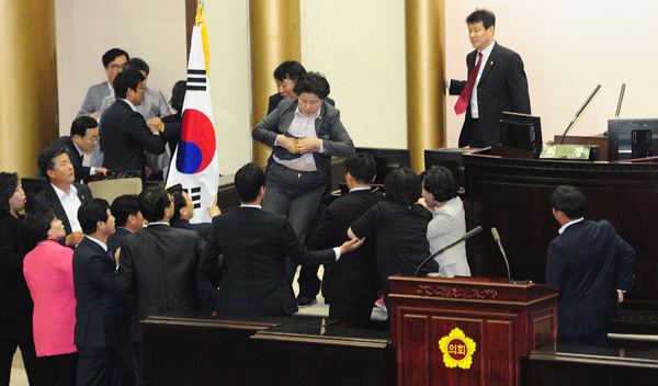 한국사 교과서 국정화 반대 촉구 건의안을 새정치민주연합 교육위원들이 단독 처리한 15일 오전 경기도의회 본회의장에서 새누리당 의원들이 본회의장 단상을 점거하려 하고 있다./노경신기자 mono316@