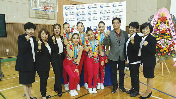 19일 강원도 춘천시 한림대체육관에서 열린 제96회전국체육대회 체조에서 19년 만에 우승을 차지한 경기도 체조 선수단이 기념쵤영을 하고 있다.