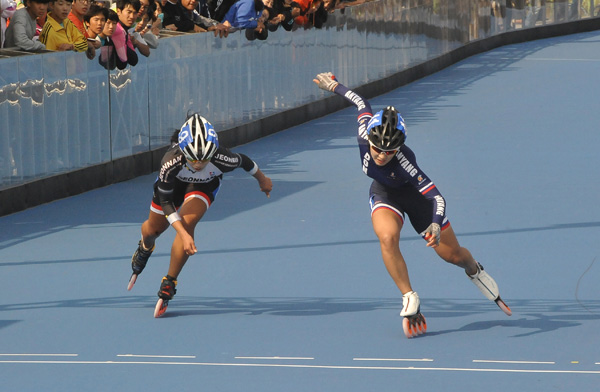 19일 강원도 강릉롤러경기장에서 열린 제96회 전국체육대회 여자고등부 3천m 계주 결승에서 경기도의 마지막 주자인 김희수(안양 동안고·오른쪽)가 1위로 결승선을 통과하고 있다. 경기도는 4분22초142로 우승을 차지했고 김희수는 1천m 우승에 이어 2관왕에 올랐다. /유성열기자 mulko@