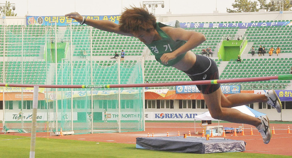 20일 강릉종합경기장에서 열린 제96회 전국체육대회 육상 남자고등부 장대높이뛰기에서 김영주(경기체고)가 4m70을 넘으며 우승을 확정짓고 있다./유성열기자 mulko@