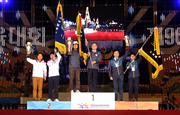 22일 강원도 강릉종합운동장에서 열린 제96회 전국체육대회 폐회식에서 종합우승 14연패를 달성한 경기도선수단 최규진 총감독(오른쪽 세번째)과 박승생 훈련과장(왼쪽 세번째)이 2위 강원도선수단, 3위 서울시선수단 관계자들과 기념촬영을 하고 있다./정민수기자 jms@