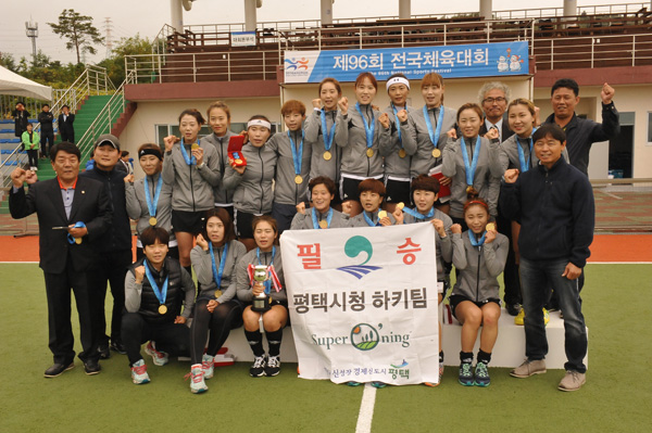 22일 강원도 동해웰빙레포츠타운 하키경기장에서 열린 제96회 전국체육대회 하키종목에서 5년 연속 정상에 오른 경기도 하키선수단이 최이규 도 하키 총감독(맨 왼쪽)과 기념촬영을 하고 있다./정민수기자 jms@