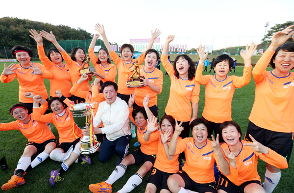  지난 24일 열린 ‘2015 줌마렐라 축구 페스티벌’에서 정찬민 시장과 선수단들이 기념촬영을 하고 있다.