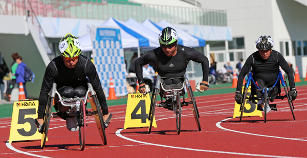 28일 강원도 강릉종합경기장에서 열린 제35회 전국장애인체육대회 육상트랙 남자 800m T54경기에서 유현대(경기·왼쪽부터), 홍석만(제주), 심재문(전북)이 힘차게 출발하고 있다. 유현대는 이 종목에서 은메달을 획득했다./연합뉴스