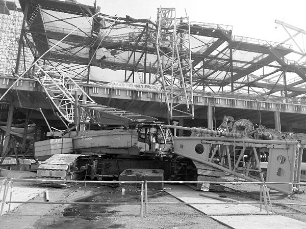 10일 오전 10시 15분쯤 인천시 중구 영종도 인천국제공항 제2국제여객터미널 신축 공사장에서 타워크레인이 넘어져 엿가락처럼 휘어져 있다./연합뉴스