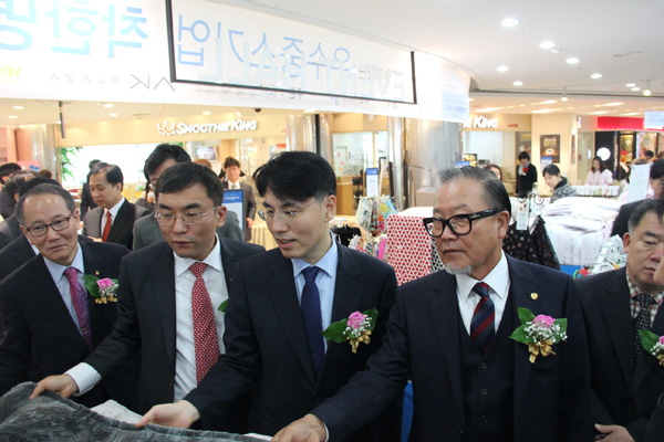  지난 20일 AK플라자 수원점 6층 이벤트홀에서 열린 경기 우수중소기업 제품 전시회(착한 명품가게)에서 서승원 경기지방중소기업청장이 참가기업의 제품들을 살펴보고 있다. /윤현민기자 hmyun91@