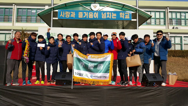 지난 21일 파주 통일촌 군내초에서 막을 내린 제61회 한반도 통일 대역전경주대회에서 4년 만에 종합 준우승을 차지한 경기도선수단이 준우승기를 들고 기념촬영을 하고 있다.
/경기도육상경기연맹 제공
