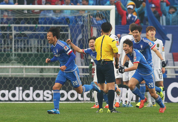 29일 수원월드컵경기장에서 열린 2015 현대오일뱅크 K리그 클래식 38라운드 수원 블루윙즈와 전북 현대의 경기에서 수원 염기훈(맨 왼쪽)이 선제골을 기록한 뒤 세리머니를 하고 있다./연합뉴스