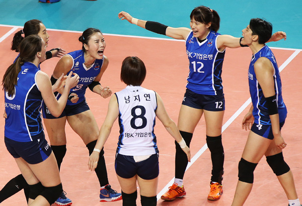 30일 화성종합경기타운 실내체육관에서 열린 NH농협 2015~2016 프로배구 V리그 여자부 화성 IBK기업은행과 서울 GS칼텍스의 경기에서 듀스 접전 끝에 2세트를 승리로 가져간 IBK기업은행 선수들이 기뻐하고 있다./연합뉴스