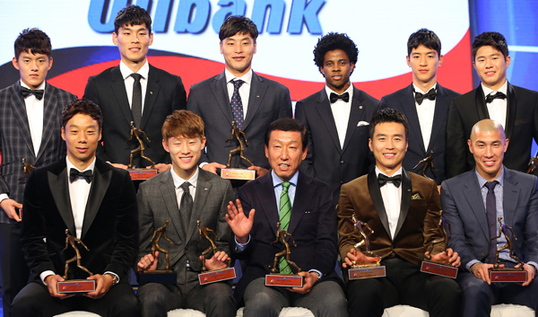 1일 서울 홍은동 그랜드 힐튼호텔에서 열린 2015 현대오일뱅크 K리그 어워즈에서 K리그 클래식 MVP, 베스트 감독, 베스트 11에 선정된 선정된 선수들이 기념촬영을 하고 있다. (뒷줄 왼쪽부터 시계방향으로) 수원 홍철, 전북 김기희, 권순태, 서울 아드리아노, 제주 송진형, 수원 권창훈, 서울 차두리, MVP 전북 이동국, 베스트 감독 전북 최강희 감독, 베스트 신인 전북 이재성, 수원 염기훈./연합뉴스