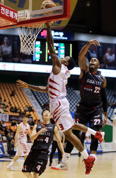 3일 부산 사직실내체육관에서 열린 2015~2016 KCC 프로농구 부산 KT와 고양 오리온스의 경기에서 오리온스 조 잭슨이 KT 브래이클리의 수비를 피해 슛하고 있다./연합뉴스