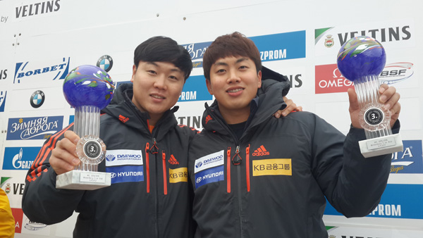 5일 독일 빈터베르크에서 열린 2015~2016 국제봅슬레이스켈레톤경기연맹(IBSF) 월드컵 2차 대회 남자 봅슬레이 2인승에서 동메달을 따낸 원윤종-서영우 조가 기념촬영을 하고 있다.
/대한봅슬레이스켈레톤경기연맹 제공